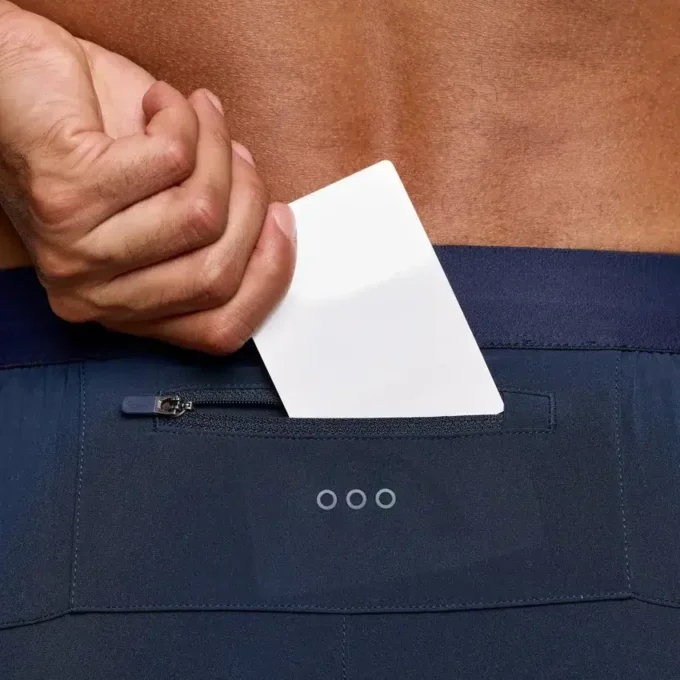 Pantalones cortos Outpace 2,5″ con abertura lateral para hombre