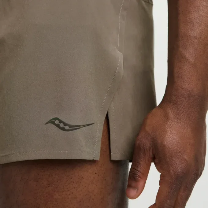 Pantalones cortos Outpace 2,5″ con abertura lateral para hombre